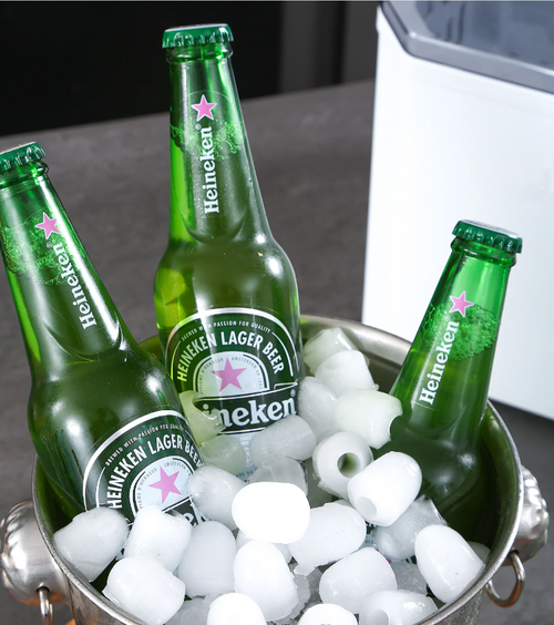 A máquina de gelo essencial para o verão quente, pode produzir gelo em 6-8 minutos e permite que você desfrute livremente de cubos de gelo.  Com limpeza automática com um clique, garante a limpeza e nenhum cheiro desagradável dos cubos de gelo.  O design compacto é adequado para vários cenários, permitindo que você desfrute de bebidas geladas a qualquer momento e se refresque durante todo o verão!