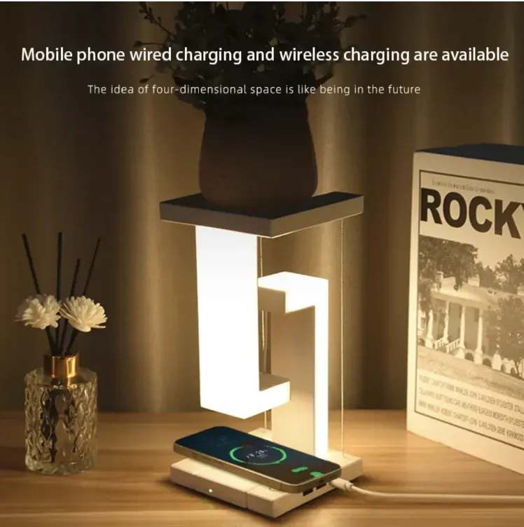 Lâmpada de mesa flutuante com carregamento sem fio.O design flutuante tem um toque muito artístico.Possui carregamento sem fio e uma interface USB, atendendo às necessidades de carregamento de vários dispositivos. Controle tátil inteligente para ajuste de brilho, com uma fonte de luz LED de 4W, suave e favorável aos olhos. O design leve pesa apenas 0,3 kg. É ao mesmo tempo uma peça de arte de mesa e um assistente abrangente para iluminação e carregamento, tornando a mesa elegante e prática.