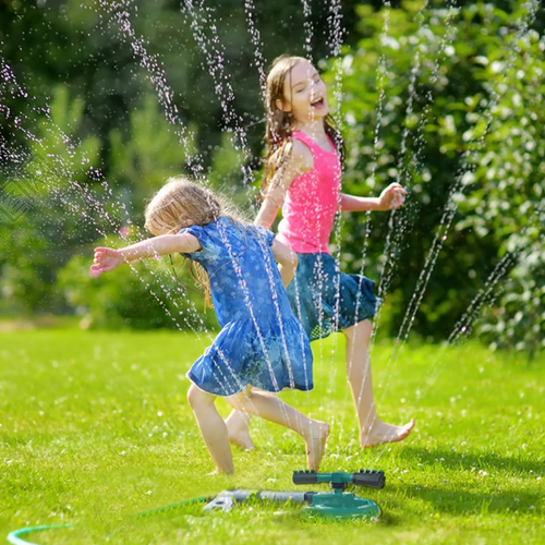 O aspersor de três pinos com rotação de 360 graus, que serve tanto para jardinagem quanto para a diversão infantil, apresenta rotação contínua de 360°, garantindo cobertura uniforme e extensa da água.  Ele pode ser conectado ao cano de água e usado imediatamente.  É altamente eficiente e conveniente para regar flores e grama, e também pode se tornar uma área de brincadeiras aquáticas para crianças no verão.  É um item indispensável para irrigação do jardim e para a interação entre pais e filhos.
