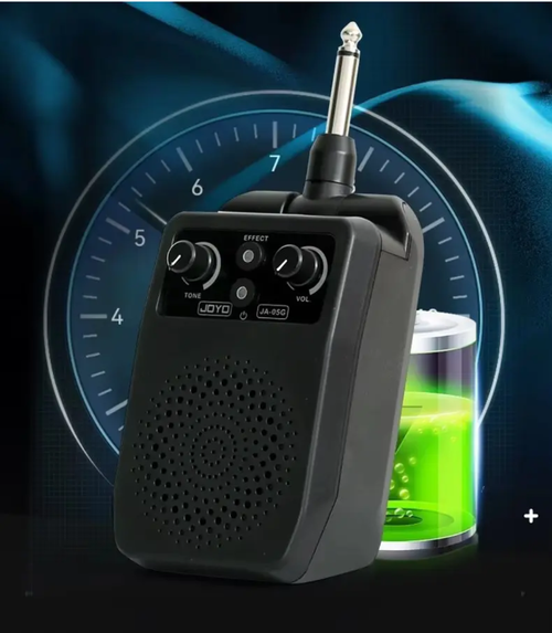 Alto-falante portátil para guitarra elétrica.  Ele possui 4 efeitos embutidos, como timbre claro e sobrecarga.  Você pode trocá-los com um clique para se adaptar a vários estilos musicais.  Ele suporta conexão Bluetooth com seu celular para jogar.  A bateria tem energia suficiente e pode ser conectada a fones de ouvido para prática silenciosa.  Com tamanho pequeno, possui excelente qualidade de som e é durável e portátil.  É o companheiro perfeito para praticar violão no seu bolso.