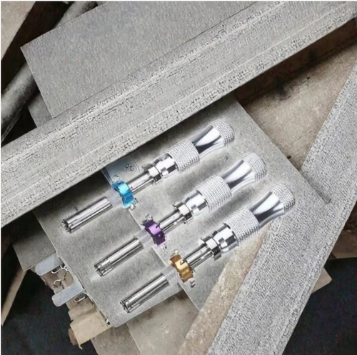 Conjunto de 3 peças, Ferramenta Universal de Arrombamento, consistindo em 3 conjuntos de ferramentas tubulares de 7 pés de altura.  Feito de materiais resistentes e equipado com alças antiderrapantes.   roxos e dourados, adequados para diversas necessidades de arrombamento.  Essas ferramentas profissionais ajudam os chaveiros a trabalharem de forma eficiente e oferecem suporte confiável para reparos e arrombamentos.  É um equipamento prático para chaveiros e profissionais relacionados.