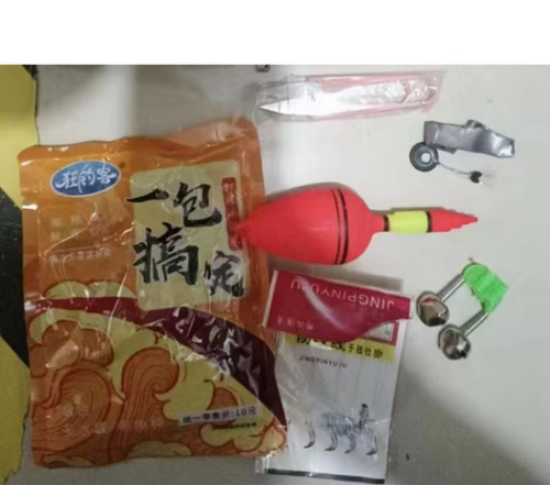 Essa vara de pesca dobrável pode ser dobrada para facilitar a portabilidade.É feito de fibra de carbono de alta resistência com estrutura durável, adequado para a pesca marítima.O carretel embutido permite uma liberação suave da linha, e a empunhadura antiderrapante é confortável de segurar por muito tempo sem se cansar.  Ele pode ser montado em apenas alguns segundos.O pacote de acessórios vem completo com equipamentos de pesca,e você pode começar a pescar rapidamente apenas colocando no bolso.