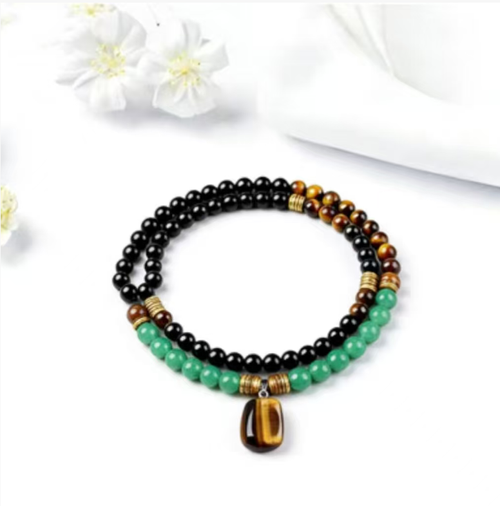 O Colar da Pedra do Coração do Tigre combina a coragem da Pedra do Olho de Tigre, a estabilidade do Ônix Negro e a vitalidade do Jadeíta Verde.  Quanto mais você polir, mais ela exibirá a elegância de uma joia fina, incorporando a força tanto da dureza quanto da suavidade, e transmitindo a essência da cultura oriental.  Se você fizer um pedido hoje, receberá 2 Colares de Energia Magnética de Pedra Gigante Pedra Olho de Tigre Green Dongling Magnetizado Fortuna e Dinheiro.