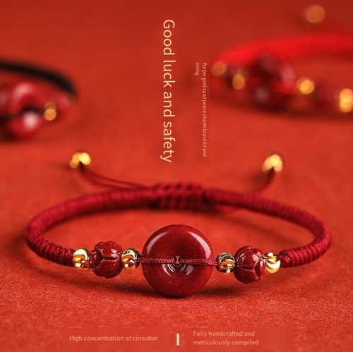 Pulseira de Amor da Paz Vermelha em Ouro Roxo.  Hoje, vendemos 6 peças!  A pulseira apresenta uma alta concentração de vermelho vermelho enrolado em um fio vermelho.  Ele incorpora tanto auspiciosidade quanto amor.  Cada peça é transparente, o nó é durável e o tamanho do punho pode ser ajustado para se encaixar tanto em homens quanto em mulheres.  Faça estoque de boa sorte e tenha o fio vermelho vermelho enrolado no pulso – essa onda captura perfeitamente a paz e a doçura!