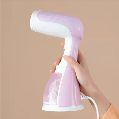 A máquina de passar de mão portátil com grande painel de abertura, com vapor abundante e um painel grande, pode passar plana imediatamente.  Ele suporta uso seco e úmido, e integra funções de pendurar e passar plano.  É portátil para viagens de negócios e uso doméstico.  É operado com um único botão, seguro e sem vazamento de água.  Ele esquenta rapidamente e é adequado para vários cenários.  É uma escolha eficiente e conveniente para o cuidado das roupas.