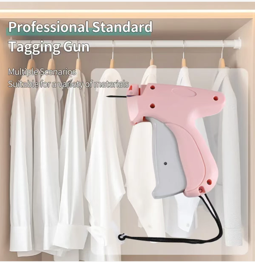 Mini Arma de Costura: Dispara automaticamente em 1 segundo.  O design da agulha fina não prende as linhas nem danifica os materiais.  Ele pode costurar camisas finas, jeans grossos e fronhas macias com facilidade.  Equipado com 5 agulhas sobressalentes + 1000 agulhas pretas e 1000 agulhas de cola branca.  Os consumíveis são abundantes e a arma é altamente durável.  O corpo da arma é leve e fácil de carregar.  É eficiente para rotulagem de lojas e reparo de roupas para casa.