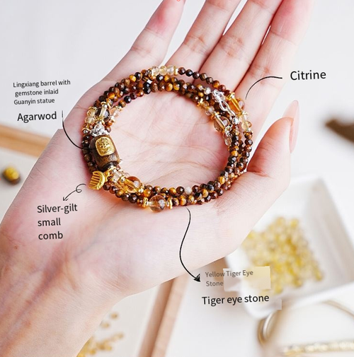 Essa joia comum feita de madeira de agar e pedra olho de tigre pode ser usada como colar ou pulseira de pulso.  A pedra olho de tigre tem um brilho dourado, enquanto o cristal amarelo é transparente.  Ele é adornado com um pingente Guanyin e um pequeno pente prateado para trazer boa sorte.  É adequado para vários trajes, é suave para a pele, não causa desconforto e é elegante e conveniente para o uso diário.