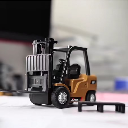 Mini Empilhadeira Remota 1:64, com carroceria de liga leve que replica a sensação de um veículo de engenharia.  Os garfos podem ser levantados e abaixados remotamente, e inclinados para frente e para trás.  O controle remoto 2.4G é preciso e sensível.  Tem o tamanho de uma palma e não ocupa muito espaço.  É adequado para momentos de diversão no trabalho, educação infantil, coleção de modelos, permitindo que você experimente o prazer emocionante de controlar no seu desktop.