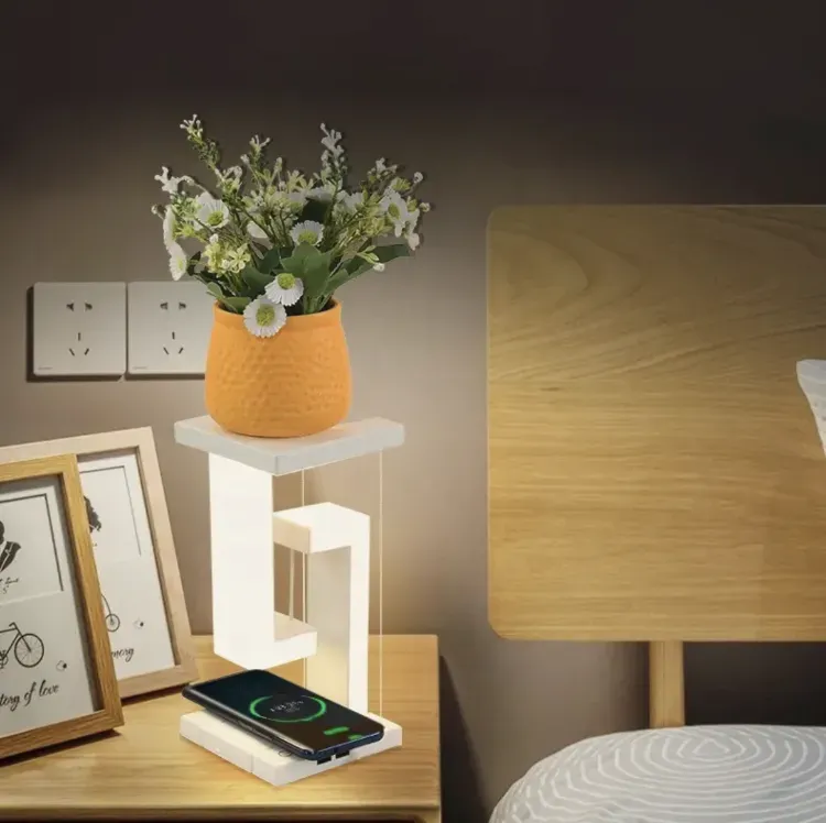 Lâmpada de mesa flutuante com carregamento sem fio.O design flutuante tem um toque muito artístico.Possui carregamento sem fio e uma interface USB, atendendo às necessidades de carregamento de vários dispositivos. Controle tátil inteligente para ajuste de brilho, com uma fonte de luz LED de 4W, suave e favorável aos olhos. O design leve pesa apenas 0,3 kg. É ao mesmo tempo uma peça de arte de mesa e um assistente abrangente para iluminação e carregamento, tornando a mesa elegante e prática.