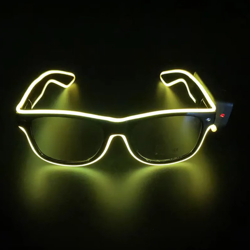 Óculos LED Wireless Ray-Ban Iluminados: Armação clássica preta com efeito de luz neon, disponível em várias cores como roxo, azul, amarelo e vermelho.  Pressione o botão sem fio para ligar.  Faça o pedido hoje e você receberá 3 óculos LED sem fio Ray-Ban iluminados.  Eles funcionam como óculos escuros durante o dia e instantaneamente se tornam o centro das atenções à noite.  festivais de música, adicioná-lo ao seu visual instantaneamente aumenta a atmosfera e vem com um filtro de nível C.