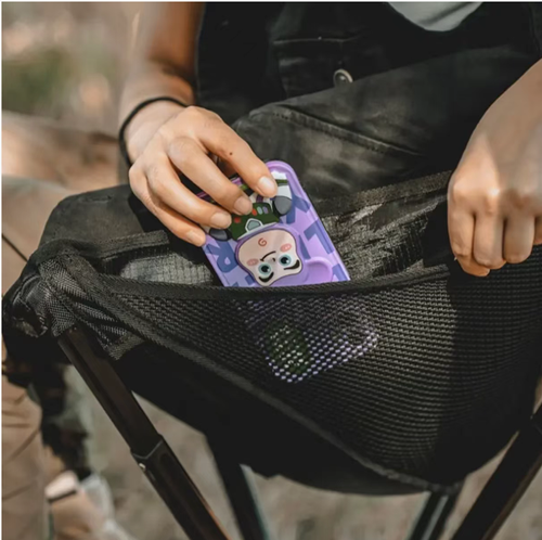 Essa cadeira dobrável é um sofá móvel para campistas: feita de liga leve de alumínio, pode ser facilmente carregada com uma mão e dobrada em um pequeno pacote para facilitar o transporte.  Ele conta com suporte ergonômico nas costas, uma superfície de malha respirável que não causa suor excessivo e bolsos laterais para armazenamento.  Pode ser usado para acampamento, piqueniques ou em varandas, e é totalmente livre de montagem automática, tornando-o extremamente conveniente.