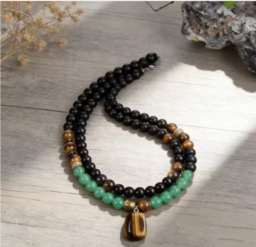 O Colar da Pedra do Coração do Tigre combina a coragem da Pedra do Olho de Tigre, a estabilidade do Ônix Negro e a vitalidade do Jadeíta Verde.  Quanto mais você polir, mais ela exibirá a elegância de uma joia fina, incorporando a força tanto da dureza quanto da suavidade, e transmitindo a essência da cultura oriental.  Se você fizer um pedido hoje, receberá 2 Colares de Energia Magnética de Pedra Gigante Pedra Olho de Tigre Green Dongling Magnetizado Fortuna e Dinheiro.