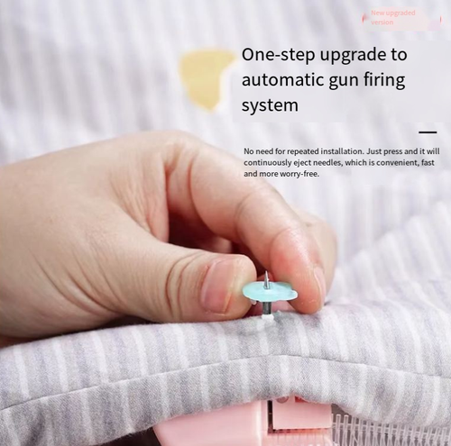 Mini Arma de Costura: Dispara automaticamente em 1 segundo.  O design da agulha fina não prende as linhas nem danifica os materiais.  Ele pode costurar camisas finas, jeans grossos e fronhas macias com facilidade.  Equipado com 5 agulhas sobressalentes + 1000 agulhas pretas e 1000 agulhas de cola branca.  Os consumíveis são abundantes e a arma é altamente durável.  O corpo da arma é leve e fácil de carregar.  É eficiente para rotulagem de lojas e reparo de roupas para casa.