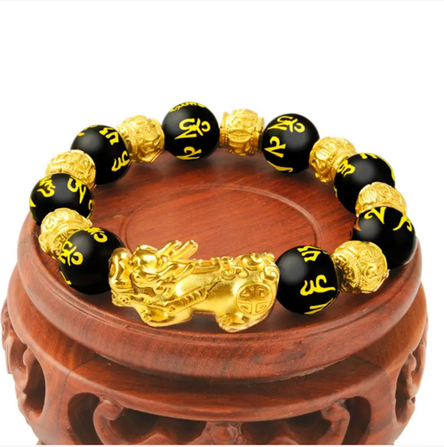 Um pingente de ágata preta adornado com máscaras de dragão douradas, a superfície do pingente é gravada com palavras auspiciosas.  Quando você levanta a mão, simboliza 'atrair riqueza e reunir bênçãos'.  Não é ostensivo usá-lo diariamente.  O preço do leilão de hoje foi de 100 yuans por 4 peças.  Vou guardar para mim e dar para minha família para trazer sorte – ao usar 'abundância de riqueza' no pulso, minha vida vai ficar cada vez mais tranquila.