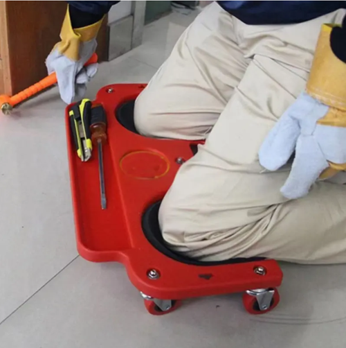Reparo de automóveis de skate ajoelhado.  O acolchoamento macio na superfície da prancha protege os joelhos da dor.  O material de alta resistência suporta cargas pesadas de forma estável.  permitindo uma operação suave sem a necessidade de levantar repetidamente.  Também possui uma alça para fácil armazenamento.  É adequado para diversos cenários.  As bordas são arredondadas para evitar riscos.  Pode facilmente reduzir o peso de se ajoelhar e aumentar o conforto durante a operação.