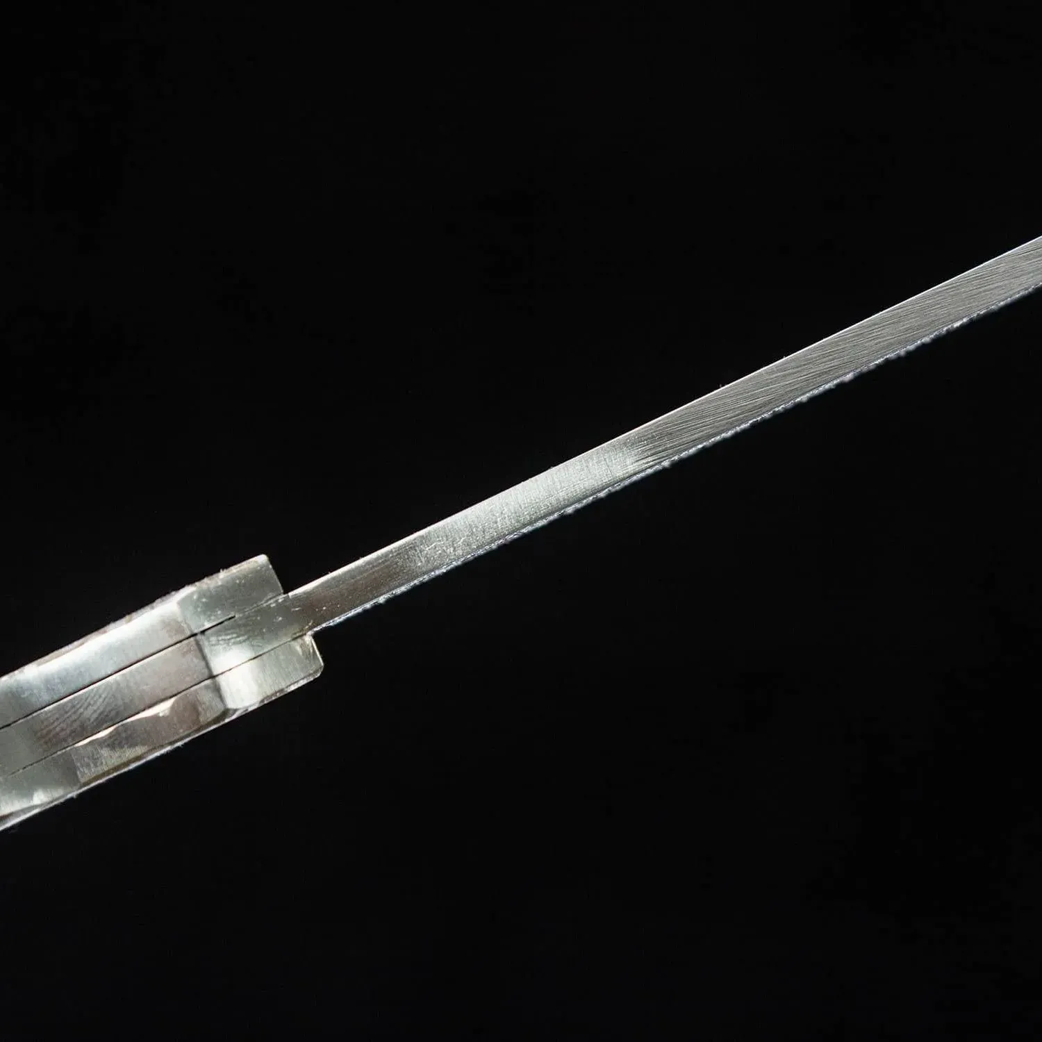 Faca tática multifuncional para atividades externas.  A lâmina é equipada com uma chave inglesa, uma régua de medição e um gancho para quebrar vidros.  A lâmina de alta dureza é afiada e prática.  O cabo de madeira e a ponta em forma de cabeça de dragão são lindamente trabalhados.  Possui funções de sobrevivência ao ar livre e emergência veicular.  É uma ferramenta prática e um item valioso para a coleção.