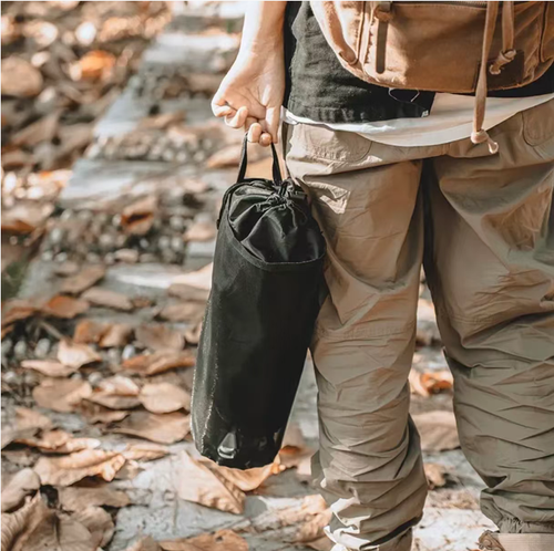 Essa cadeira dobrável é um sofá móvel para campistas: feita de liga leve de alumínio, pode ser facilmente carregada com uma mão e dobrada em um pequeno pacote para facilitar o transporte.  Ele conta com suporte ergonômico nas costas, uma superfície de malha respirável que não causa suor excessivo e bolsos laterais para armazenamento.  Pode ser usado para acampamento, piqueniques ou em varandas, e é totalmente livre de montagem automática, tornando-o extremamente conveniente.