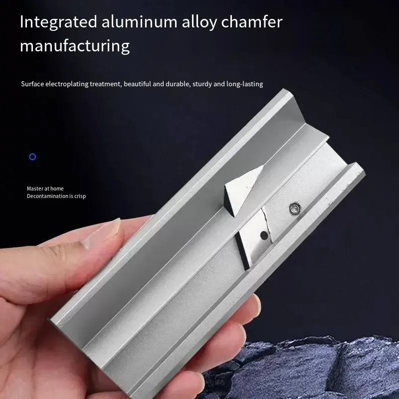 O plano de corte angular da placa de gesso multifuncional, com uma cabeça de lâmina de liga de alumínio integrada, integra chanfro de 45 °, funções de corte lateral e também pode lidar com superfícies inclinadas em forma de V e planos de placas de articulação, bem como superfícies de ângulo interno.  O design ergonômico garante uma pegada confortável, tornando-o uma ferramenta versátil para corte, corte e acabamento de bordas de placas de gesso, garantindo eficiência e precisão no processamento.