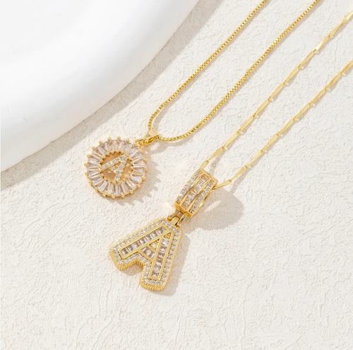 Conjunto de 2 Peças, Colar em Forma de A de Zircônia de Diamantes Completos: Dourado com diamantes brilhantes, Ideal para uso diário, pode ser combinado com uma camisa que revela um brilho sutil, usado sobre um moletom com capuz para realçar a textura, ou combinado com um vestido de veludo para dar um toque suave de sombreamento.  Guardar para si é um símbolo de exclusividade.  Dê para seu melhor amigo ou parceiro e escreva 'Você é minha opção A' nela, e use no pescoço.