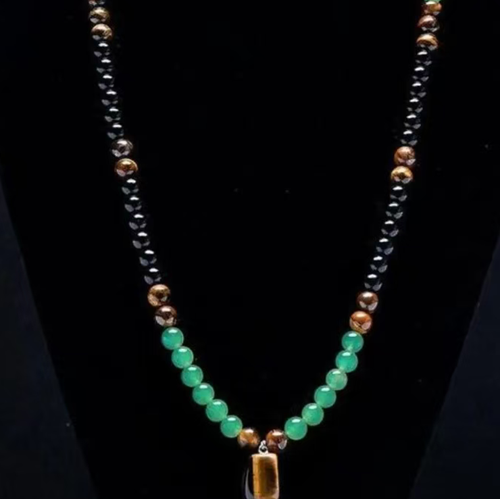O Colar da Pedra do Coração do Tigre combina a coragem da Pedra do Olho de Tigre, a estabilidade do Ônix Negro e a vitalidade do Jadeíta Verde.  Quanto mais você polir, mais ela exibirá a elegância de uma joia fina, incorporando a força tanto da dureza quanto da suavidade, e transmitindo a essência da cultura oriental.  Se você fizer um pedido hoje, receberá 2 Colares de Energia Magnética de Pedra Gigante Pedra Olho de Tigre Green Dongling Magnetizado Fortuna e Dinheiro.