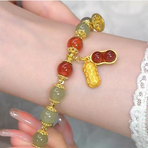 Se você fizer um pedido hoje, receberá 8 estilos diferentes de pulseiras.  Uma coleção de vários estilos de pulseiras elegantes: correntes simples, estilos de miçangas, estilos em camadas, cobrindo todos eles.  Feito de materiais de alta qualidade, como prata S925 e pedras naturais.  Perfeito tanto para ocasiões de trabalho quanto casuais, adequado para uso pessoal ou como presente – todos são requintados!