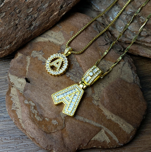 Conjunto de 2 Peças, Colar em Forma de A de Zircônia de Diamantes Completos: Dourado com diamantes brilhantes, Ideal para uso diário, pode ser combinado com uma camisa que revela um brilho sutil, usado sobre um moletom com capuz para realçar a textura, ou combinado com um vestido de veludo para dar um toque suave de sombreamento.  Guardar para si é um símbolo de exclusividade.  Dê para seu melhor amigo ou parceiro e escreva 'Você é minha opção A' nela, e use no pescoço.