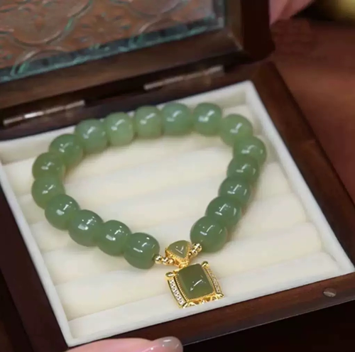 Se você fizer um pedido hoje, receberá 8 estilos diferentes de pulseiras.  Uma coleção de vários estilos de pulseiras elegantes: correntes simples, estilos de miçangas, estilos em camadas, cobrindo todos eles.  Feito de materiais de alta qualidade, como prata S925 e pedras naturais.  Perfeito tanto para ocasiões de trabalho quanto casuais, adequado para uso pessoal ou como presente – todos são requintados!