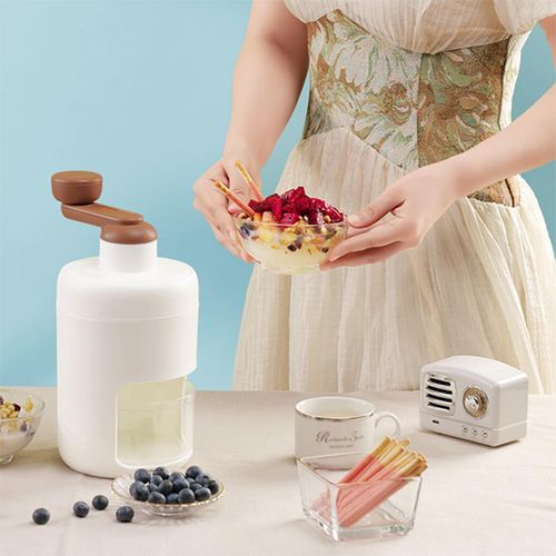Hand-cranked ice shaver