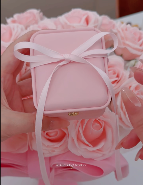 Big Sale! In Stock. New Lucky Four-Leaf Clover Necklace – Rose Gold with Pink Pink Shell, Elegant, Fresh & Sweet Temperament Necklace