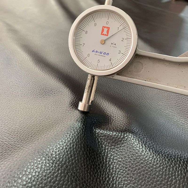 The first layer of cowhide pressure 7 lychee pattern can be used to make leather belts, bags, shoes, handmade leather leather leather