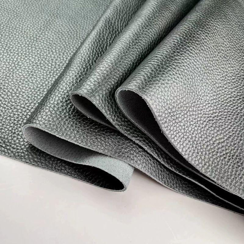 Black lychee-patterned top-grain cowhide with clear and textured patterns. Handmade leather goods such as bags, shoes, and other materials are durable. Leather of high quality.