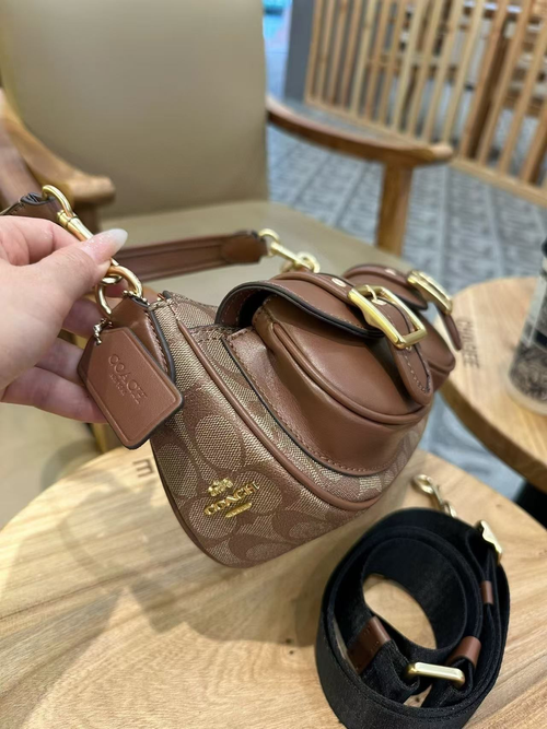 2025 Women's Bags Soho Vintage Underarm Bag Ashton Retro Baguette Motorcycle Bag