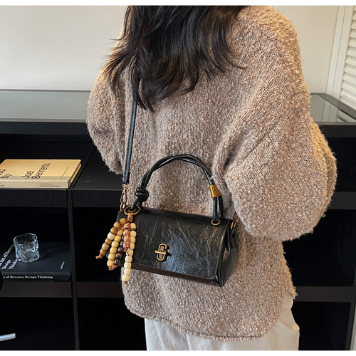 2026New Flap Bag with Shoulder and Crossbody Straps a Lock and Chain Square Design Crossbody Bags for Commuting
