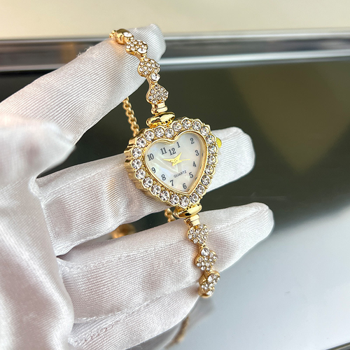 2026New Trendy Heart-shaped Rhinestone Bracelet Watch Light Luxury Mother-of-pearl Dial Versatile Work Womens Quartz