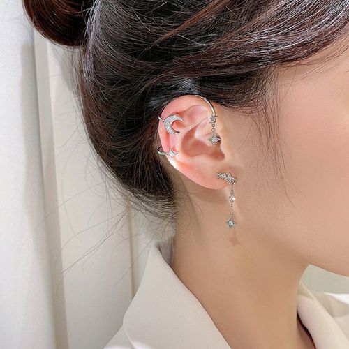 Star and Moon earrings without ear holes that can be worn. Star and Moon shining with tiny zirconia stones. Star and Moon girl.
