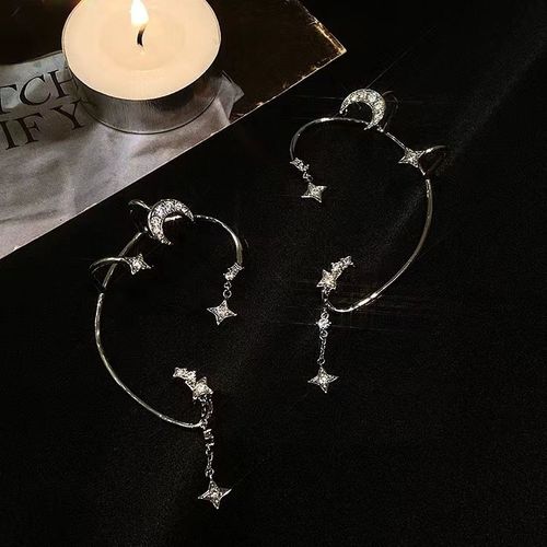 Star and Moon earrings without ear holes that can be worn. Star and Moon shining with tiny zirconia stones. Star and Moon girl.
