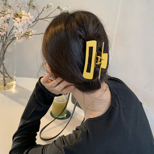 Solid color matte hairpin clasp, large plastic clip, anti-slip, strong hairpin hair clamp, suitable as accessories for women and young girls to wear.