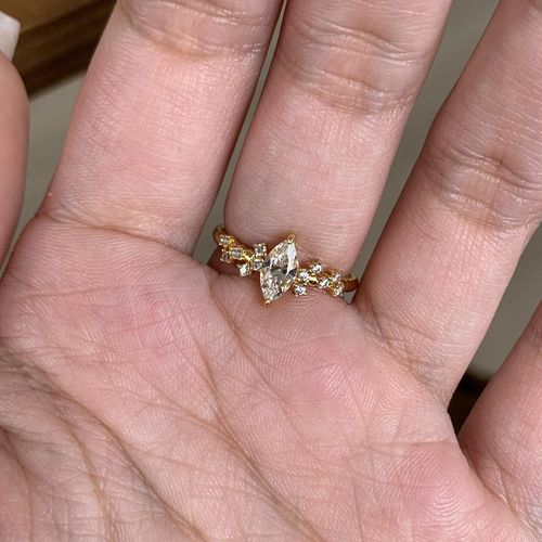 Light Luxury High-End Marquise Cut Lab-Grown Diamond Ring Gold Band with Accent Diamonds Finger-Lengthening & Versatile Elegant Ring