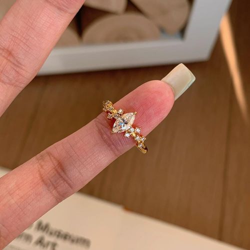 Light Luxury High-End Marquise Cut Lab-Grown Diamond Ring Gold Band with Accent Diamonds Finger-Lengthening & Versatile Elegant Ring