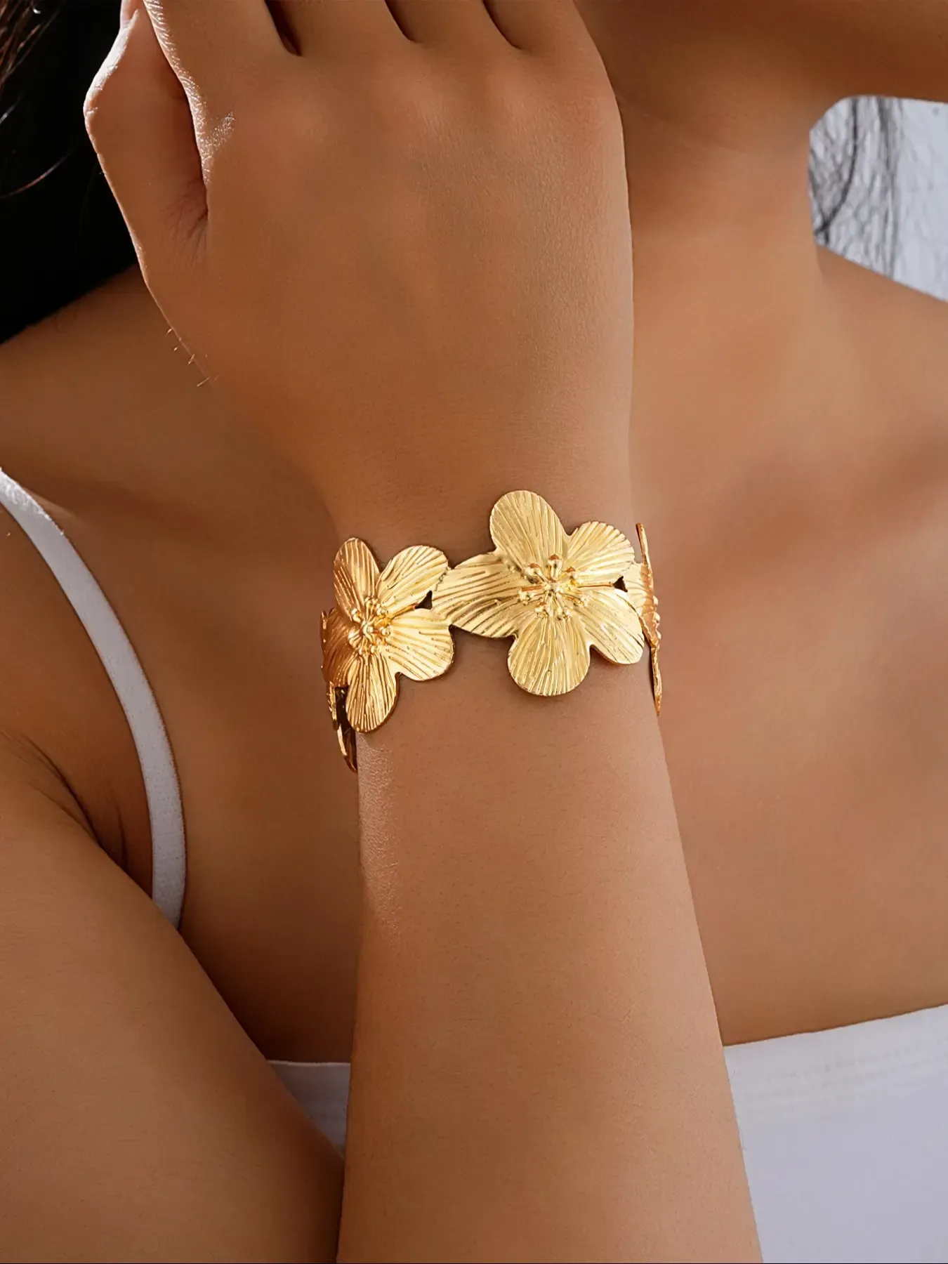 8 Pieces Hollow Floral and Bangle, Trendy Stack Bangle, Flower Design Bracelet, Bangle Bracelet Set, Elegant Women's Jewelry for All Seasons