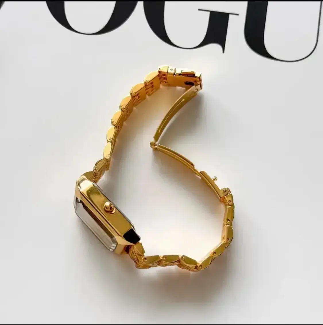 A luxurious and stylish quartz watch for women, featuring simple square markers, a gold-plated case, and a business-like design—perfect as a gift for her.