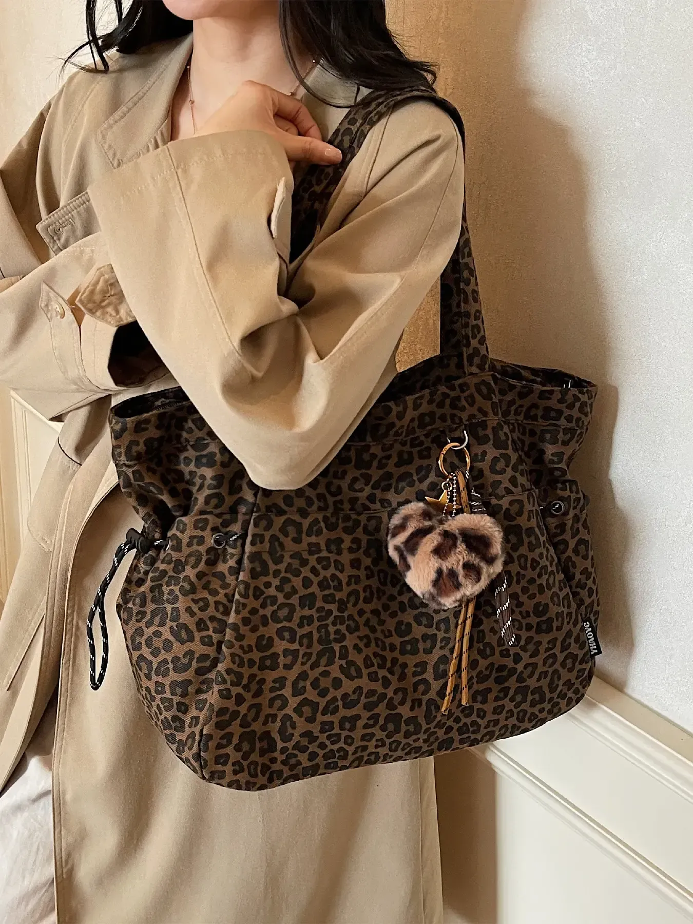 Leopard-Print Plush Bag Charm Tote — Large-Capacity, Stylish Tote Bag (Versatile for Commuting & Daily Use) — Shoulder & Crossbody Design (Includes Bag Charm)