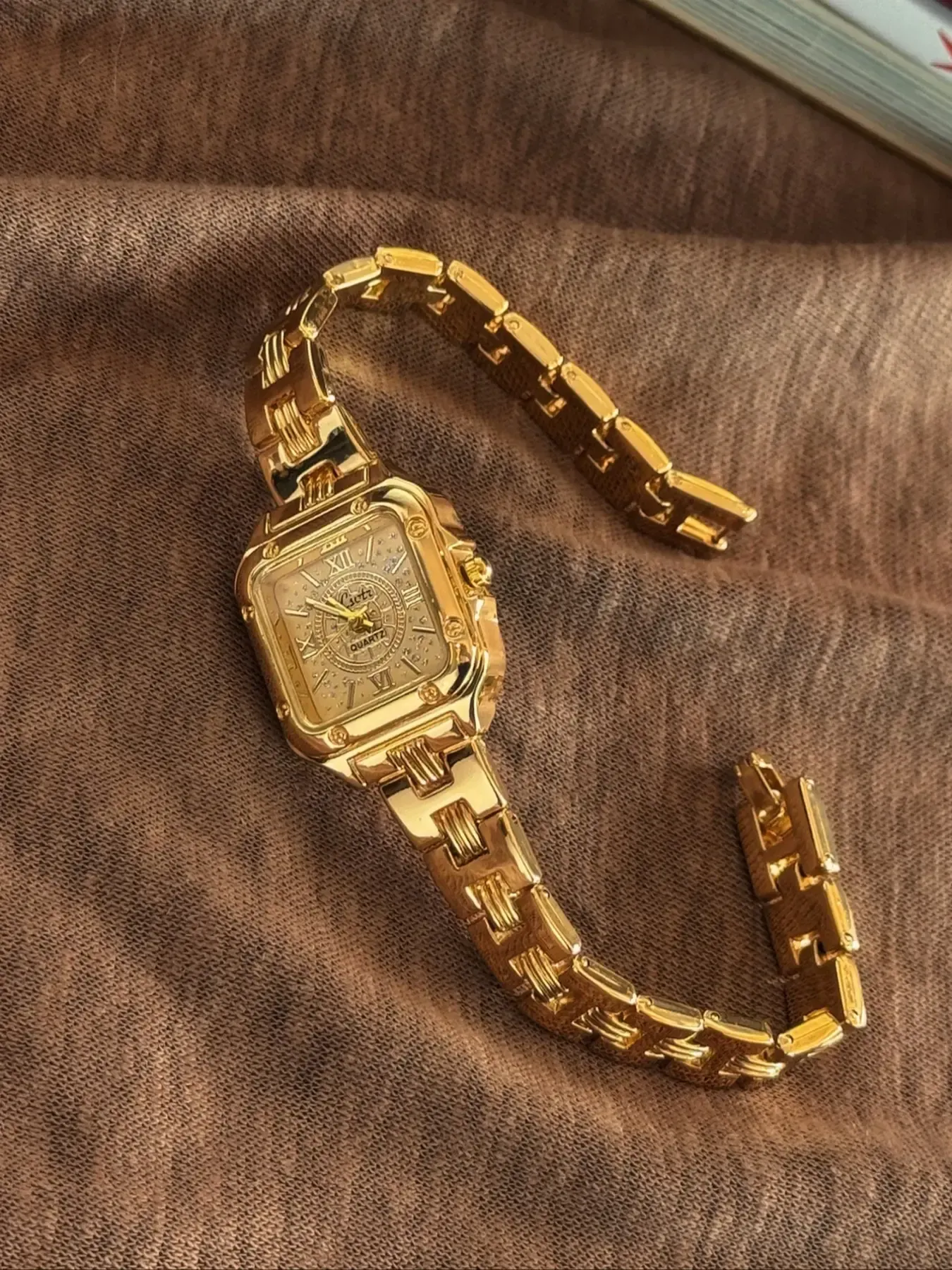 New gold square dial ladies watch, elegant and simple casual style, Roman scale dial, fashionable personality, 30 meters waterproof and durable ladies quartz watch, suitable for daily life and going out parties, Modern Fashionable Wristwatch