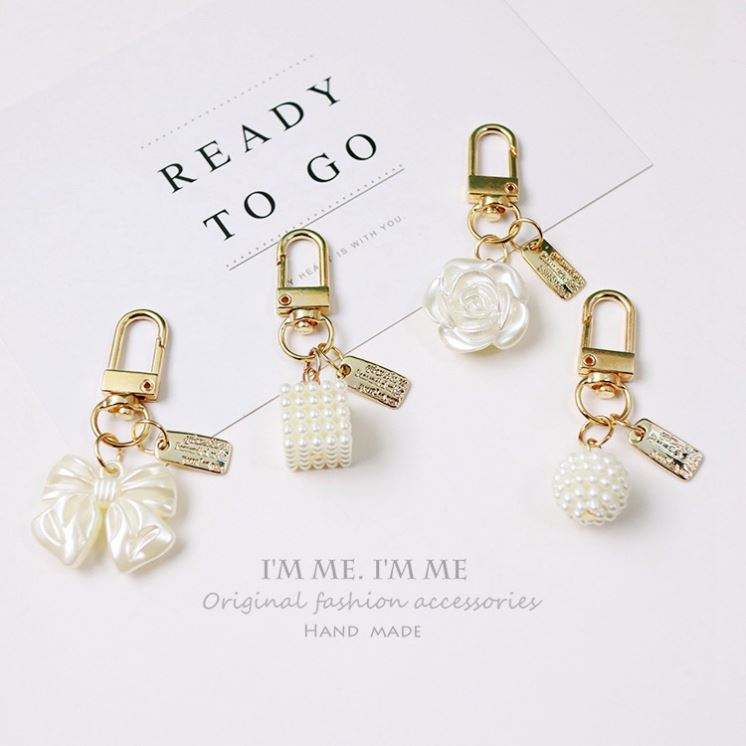 Wholesale Vintage Pearl Keychains Elegant Roses Bow Pearl Keyring for Women Girls Handbag Headphone Case Accessories