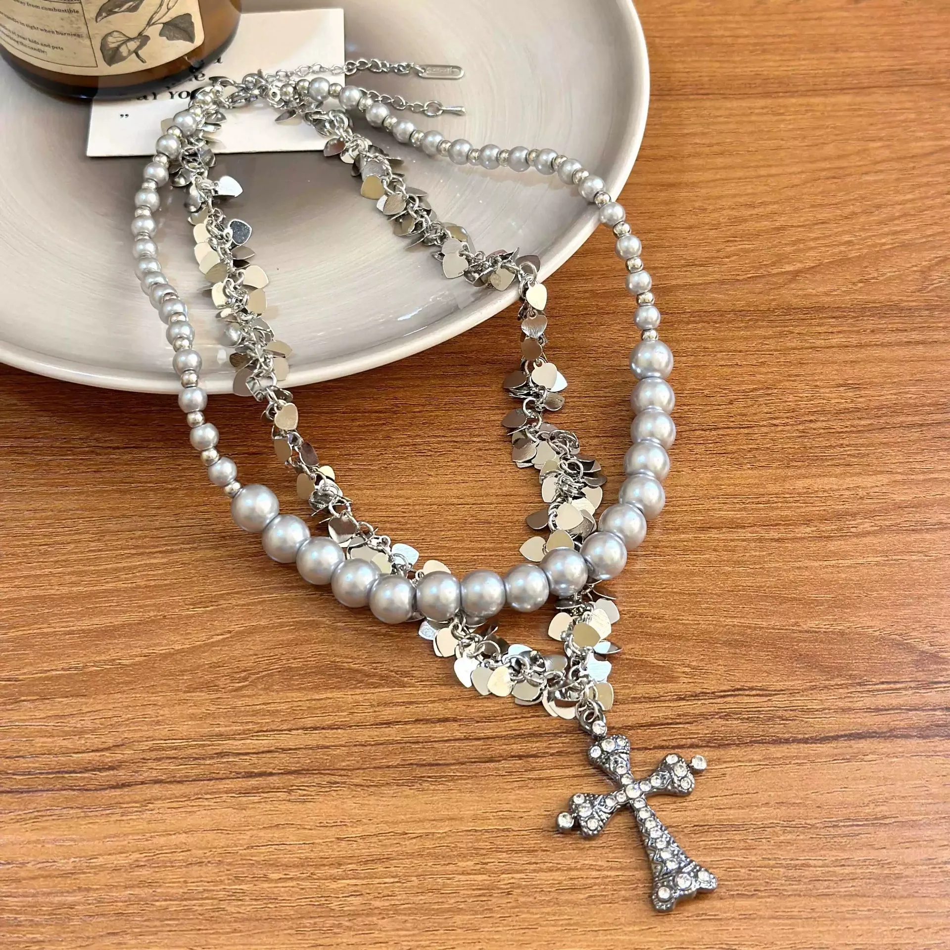 Personalized double-layer clavicle chain, fashionable and sophisticated necklace for women.