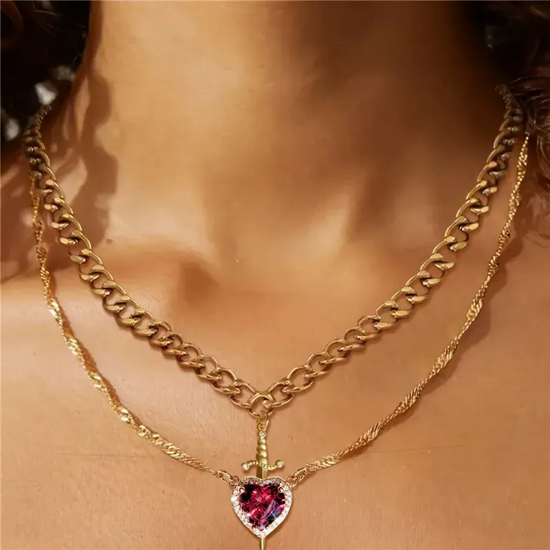 New creative heart-piercing couple pendant set with love dagger and diamond clavicle necklace