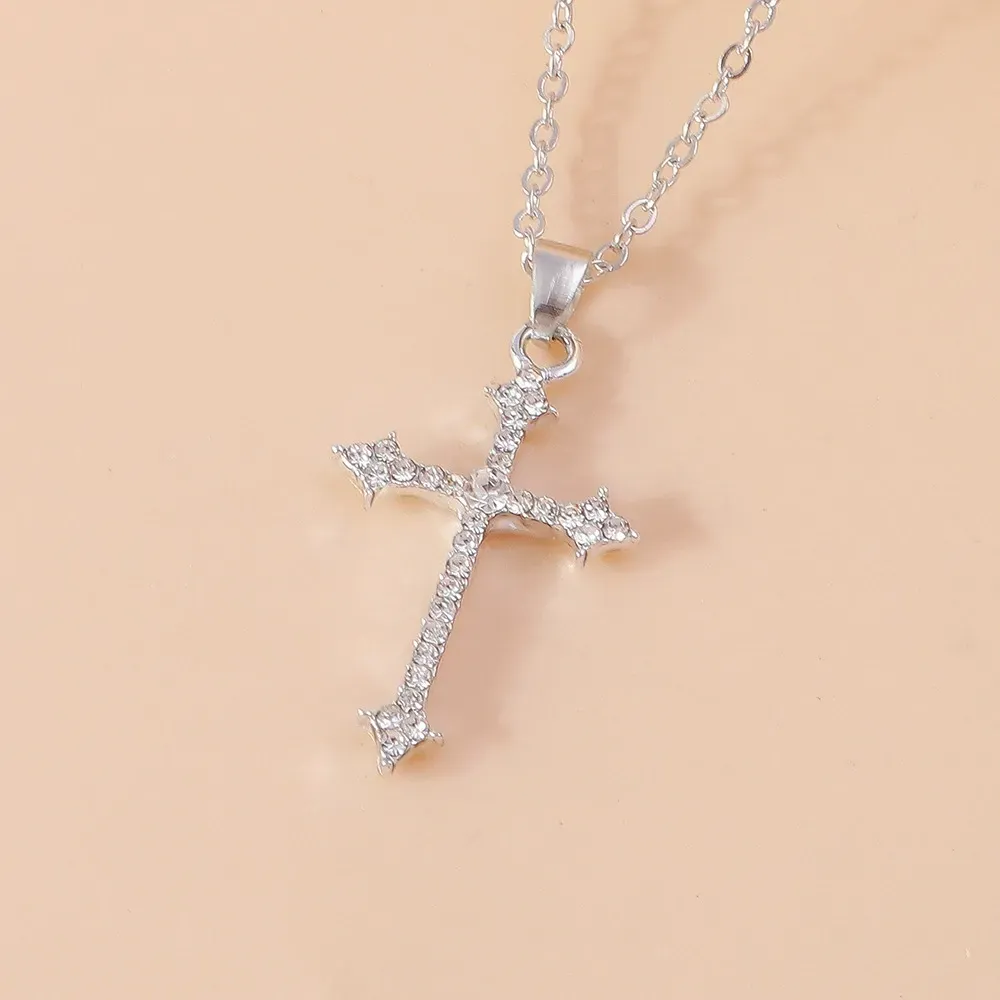 Simple and light luxury style, elegant temperament, generous diamond arrow cross necklace, clavicle chain