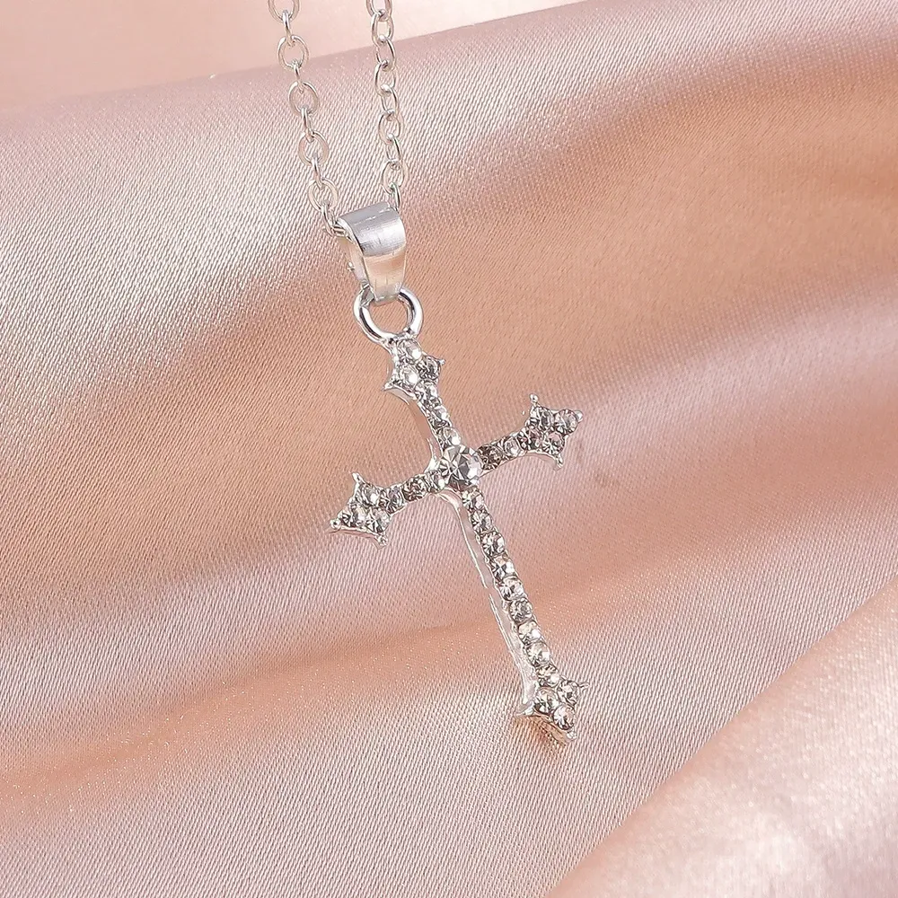 Simple and light luxury style, elegant temperament, generous diamond arrow cross necklace, clavicle chain