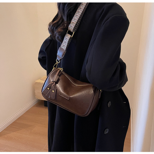 Boston bags are popular this year, and the new wide-band pillow bags are retro in autumn and winter.