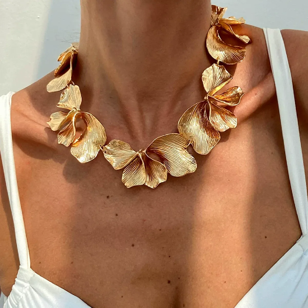 Irregular pleated petal necklace Fashion ins style metal alloy flower necklace